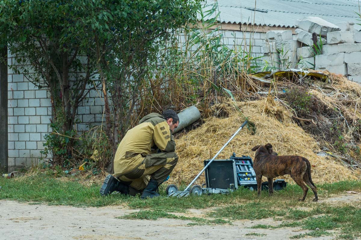 Четверо детей пострадали от взрыва снаряда под Днепром: появились фото и видео с места случившегося 4