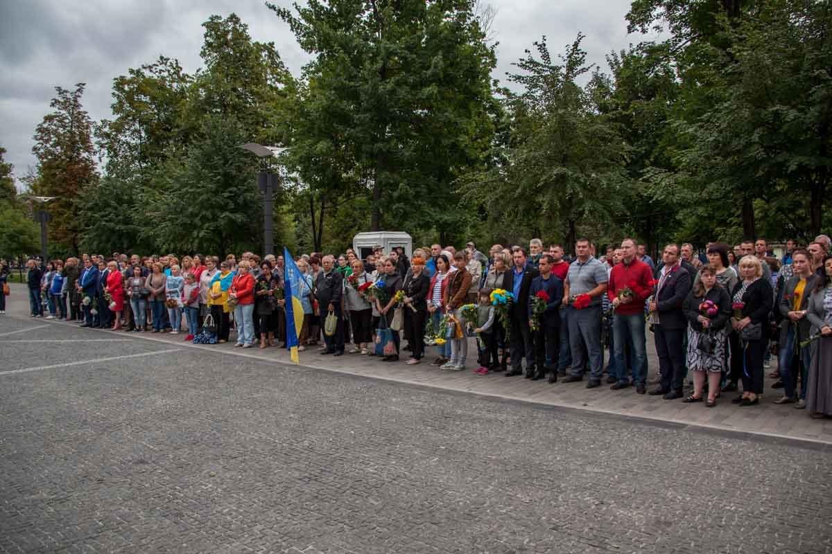 Возле облгосадминистрации почтили память погибших в Иловайском котле 1