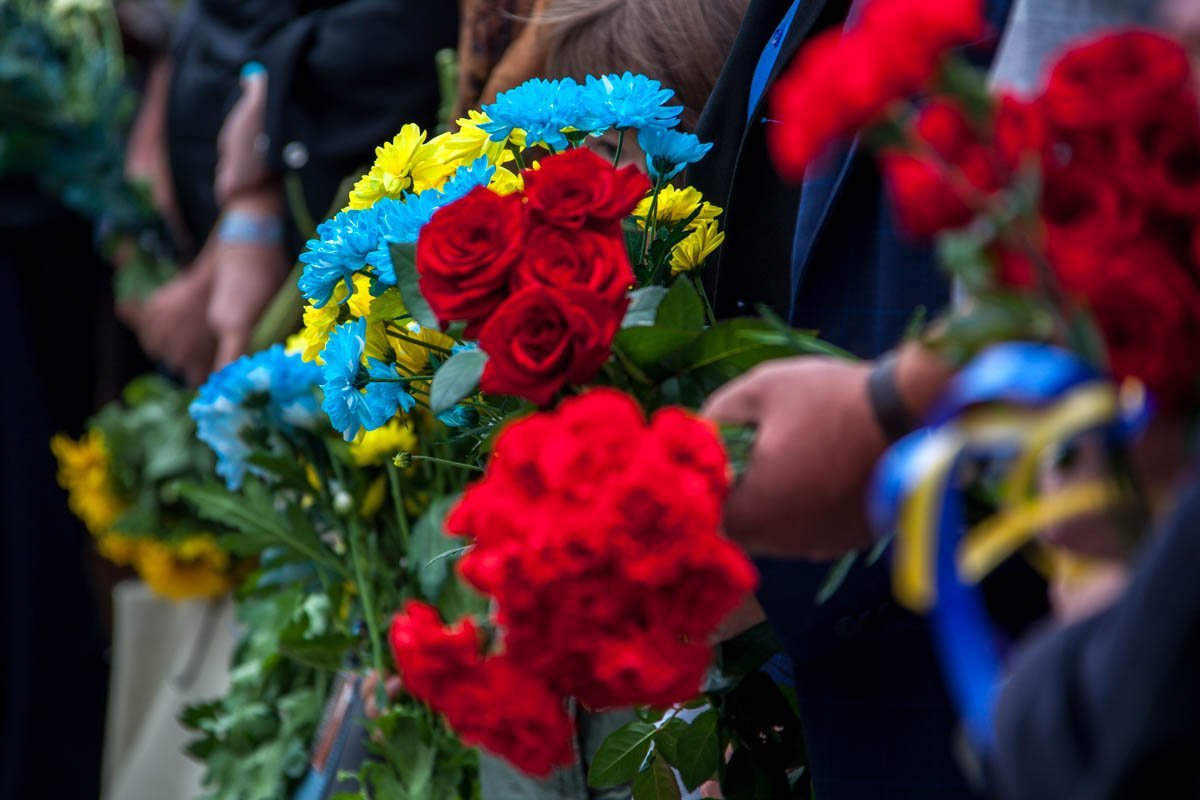 Возле облгосадминистрации почтили память погибших в Иловайском котле 3