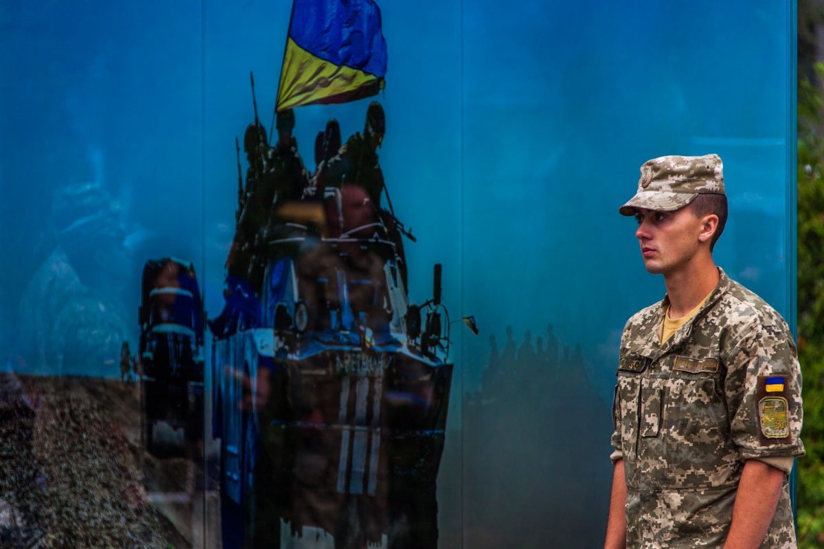 Возле облгосадминистрации почтили память погибших в Иловайском котле 4