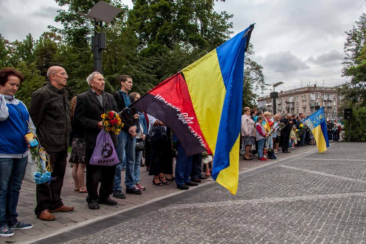 Возле облгосадминистрации почтили память погибших в Иловайском котле 6