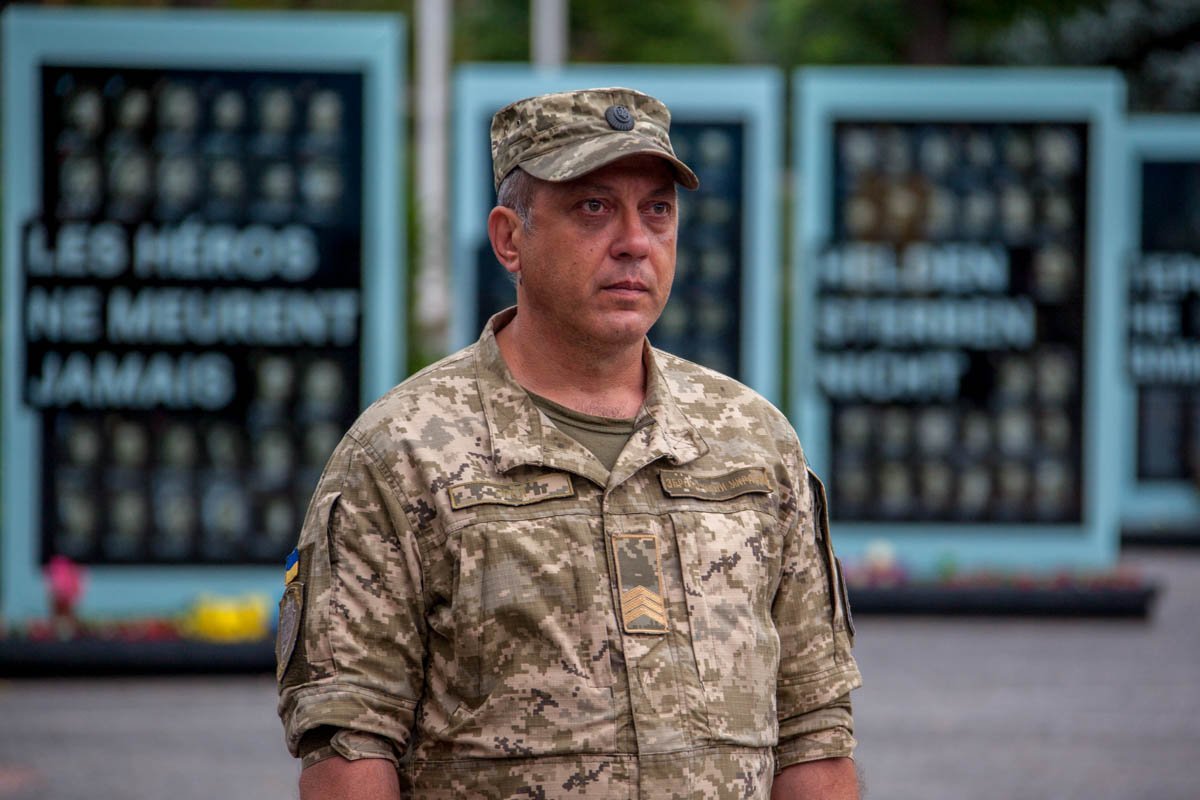 Возле облгосадминистрации почтили память погибших в Иловайском котле 10