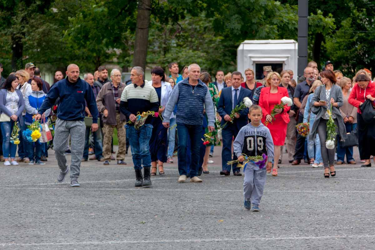 Возле облгосадминистрации почтили память погибших в Иловайском котле 11