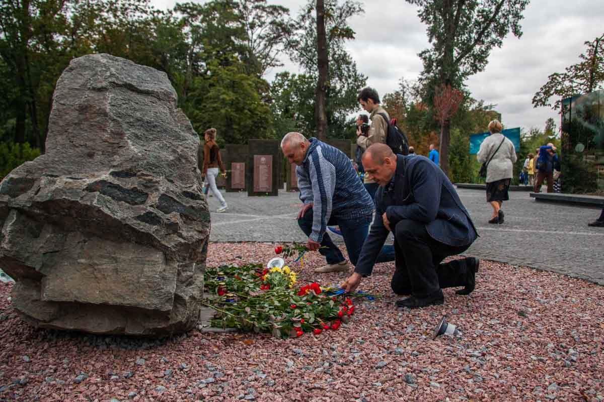 Возле облгосадминистрации почтили память погибших в Иловайском котле 12