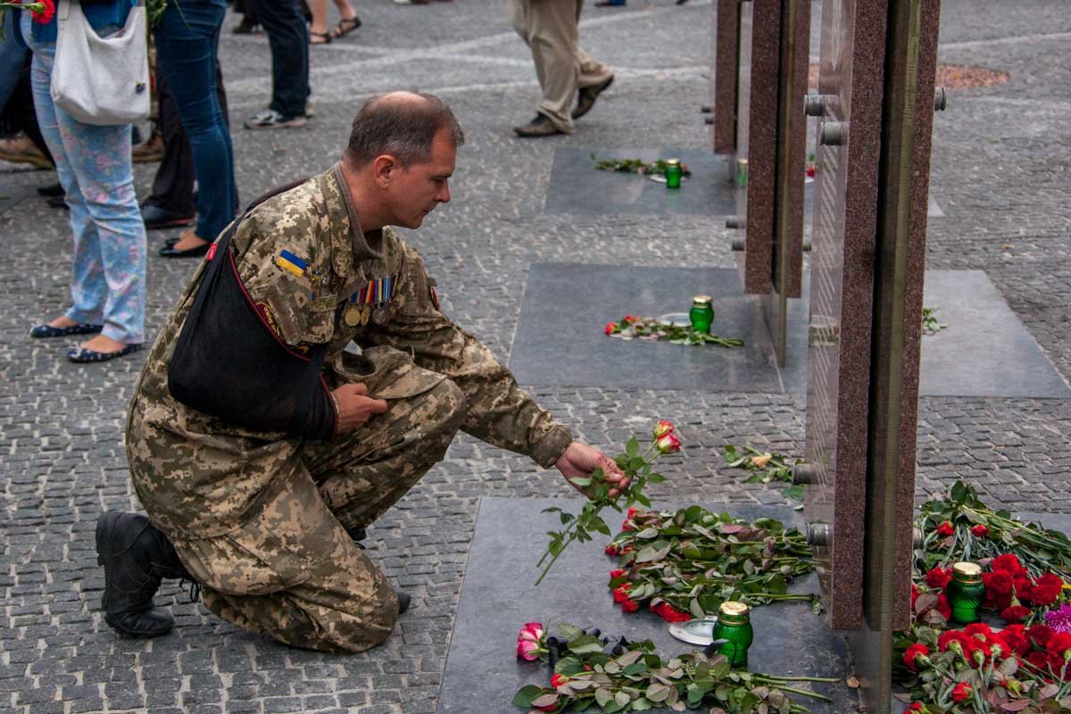 Возле облгосадминистрации почтили память погибших в Иловайском котле 13