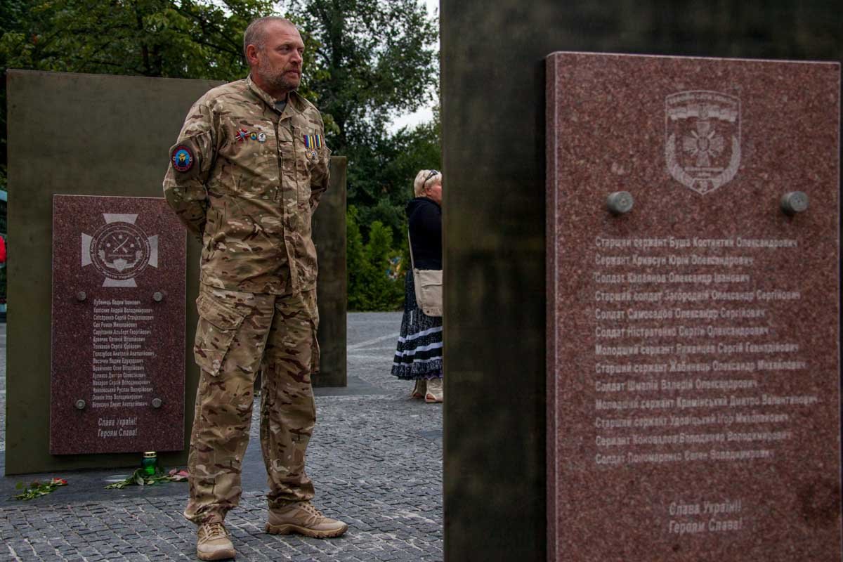 Возле облгосадминистрации почтили память погибших в Иловайском котле 15