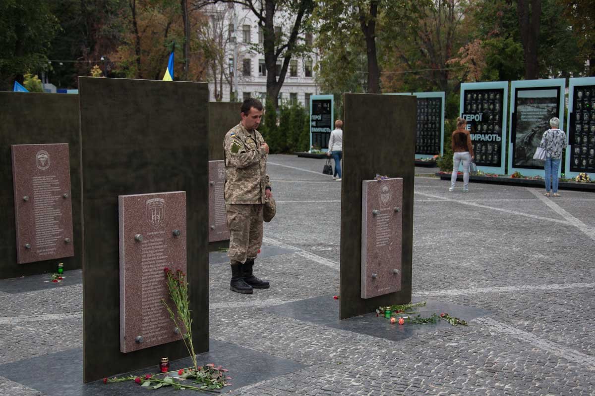 Возле облгосадминистрации почтили память погибших в Иловайском котле 16