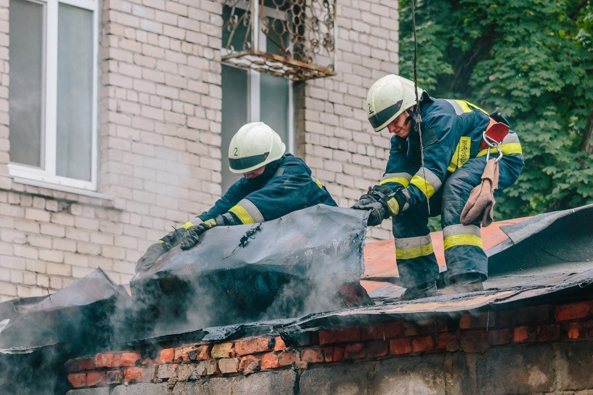Пожар на Яворницкого: загорелись пристройка и гараж 2
