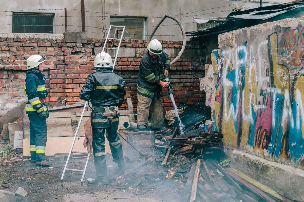 Пожар на Яворницкого: загорелись пристройка и гараж 3