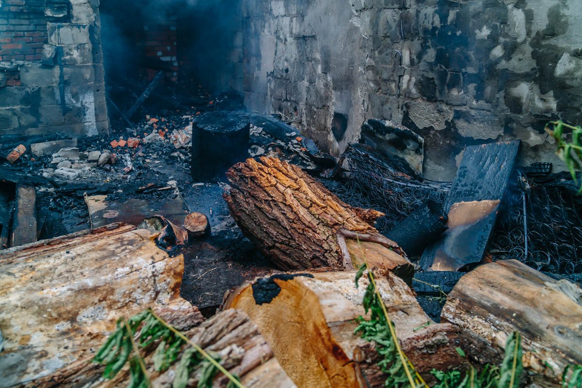 Пожар на Яворницкого: загорелись пристройка и гараж 4