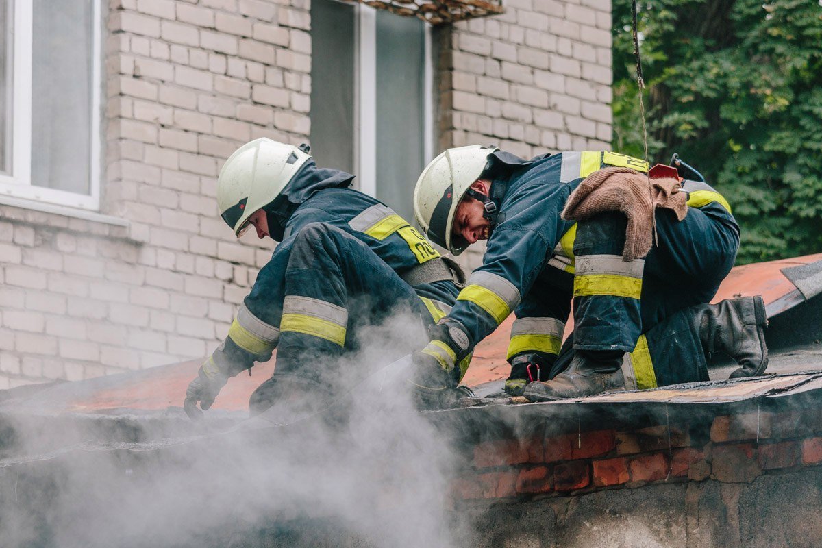 Пожар на Яворницкого: загорелись пристройка и гараж 5