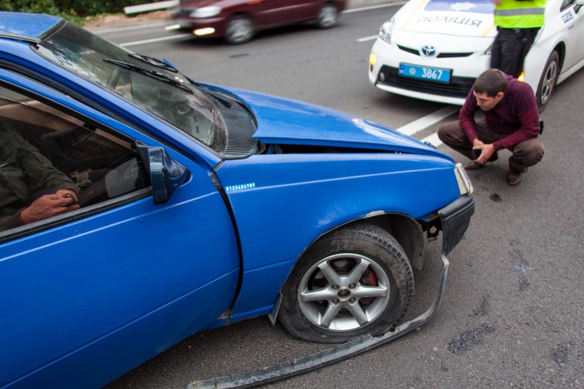 На проезде Гальченко Opel влетел в отбойник: пострадал водитель 3