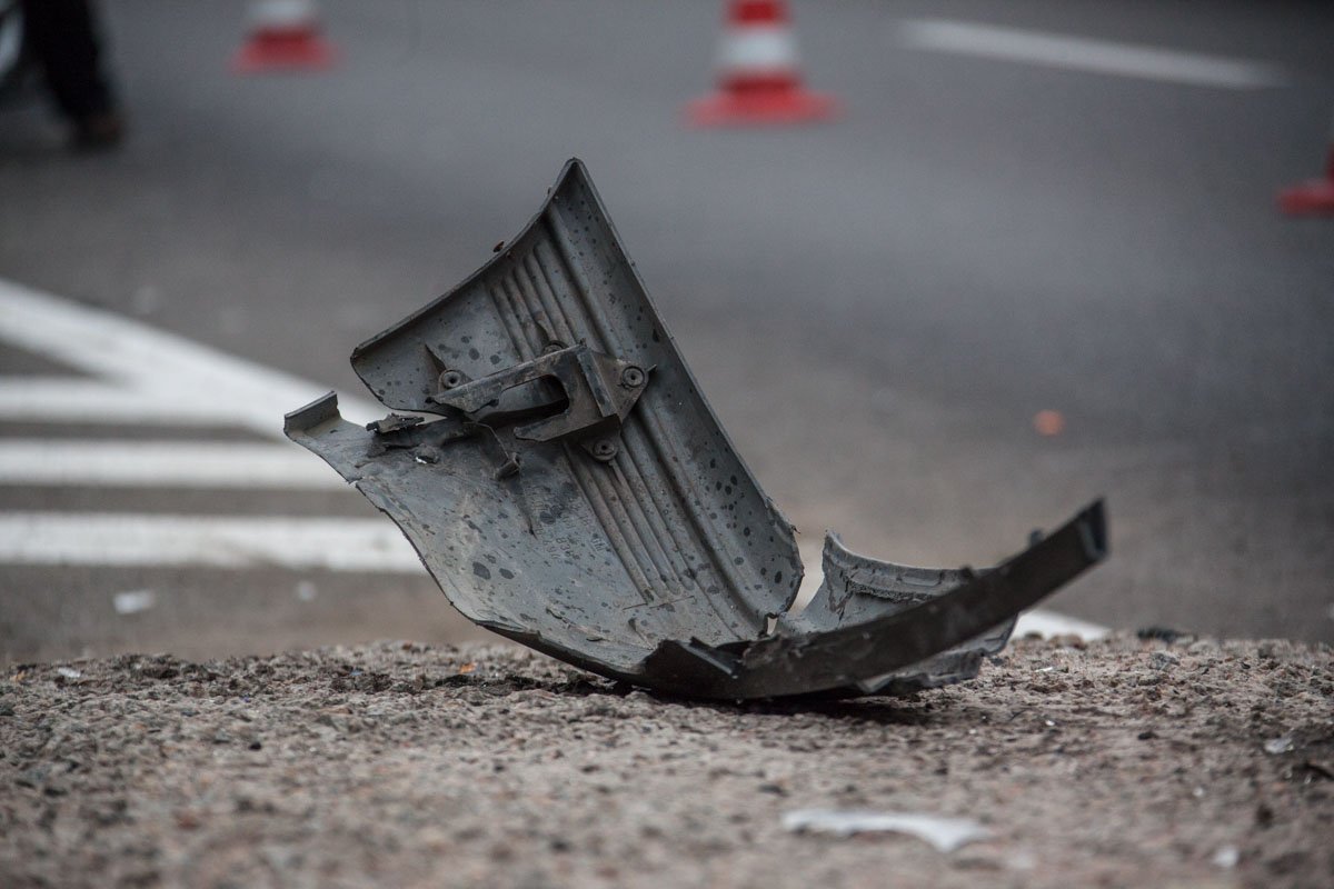 На проезде Гальченко Opel влетел в отбойник: пострадал водитель 4