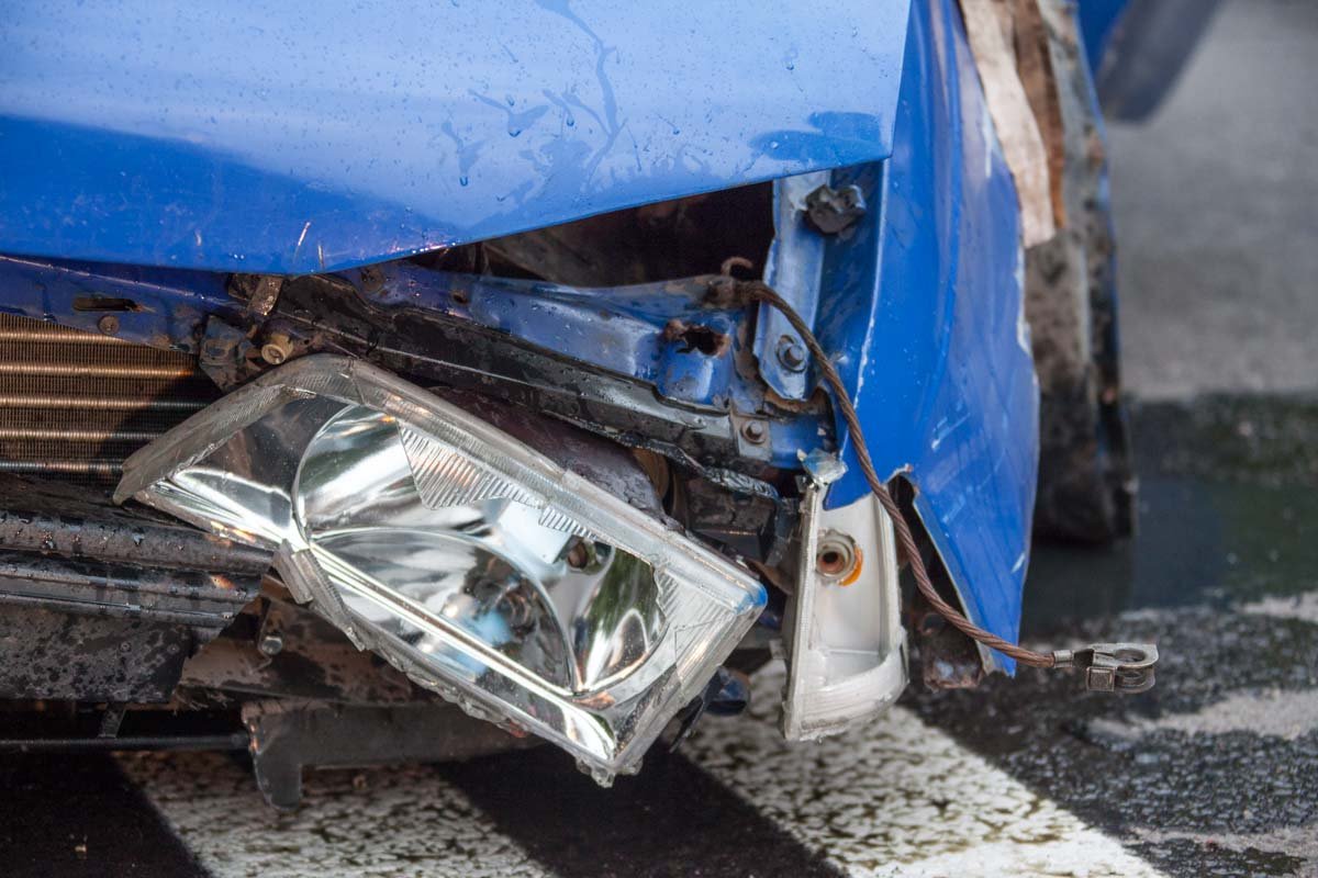 На проезде Гальченко Opel влетел в отбойник: пострадал водитель 5