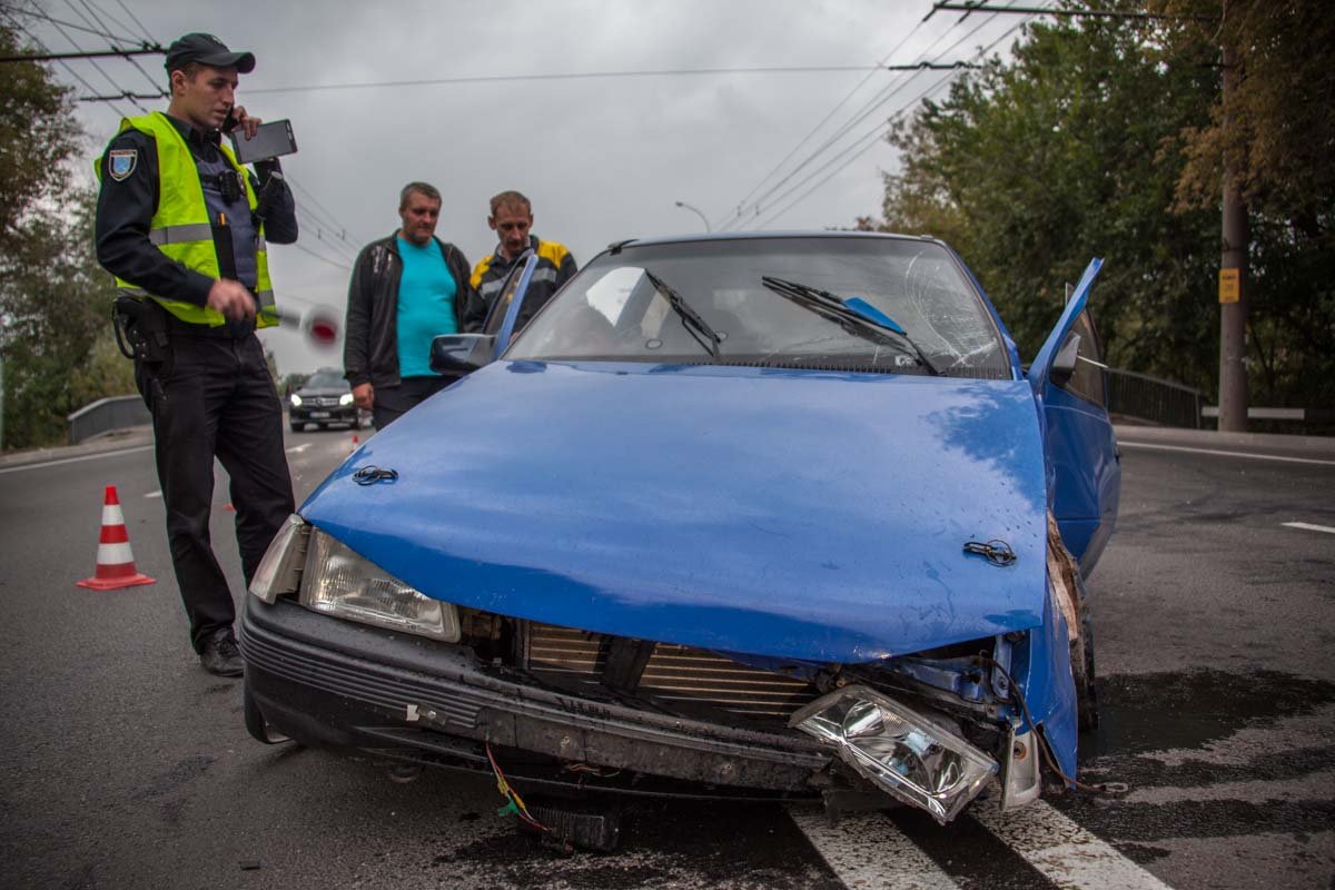 На проезде Гальченко Opel влетел в отбойник: пострадал водитель 6