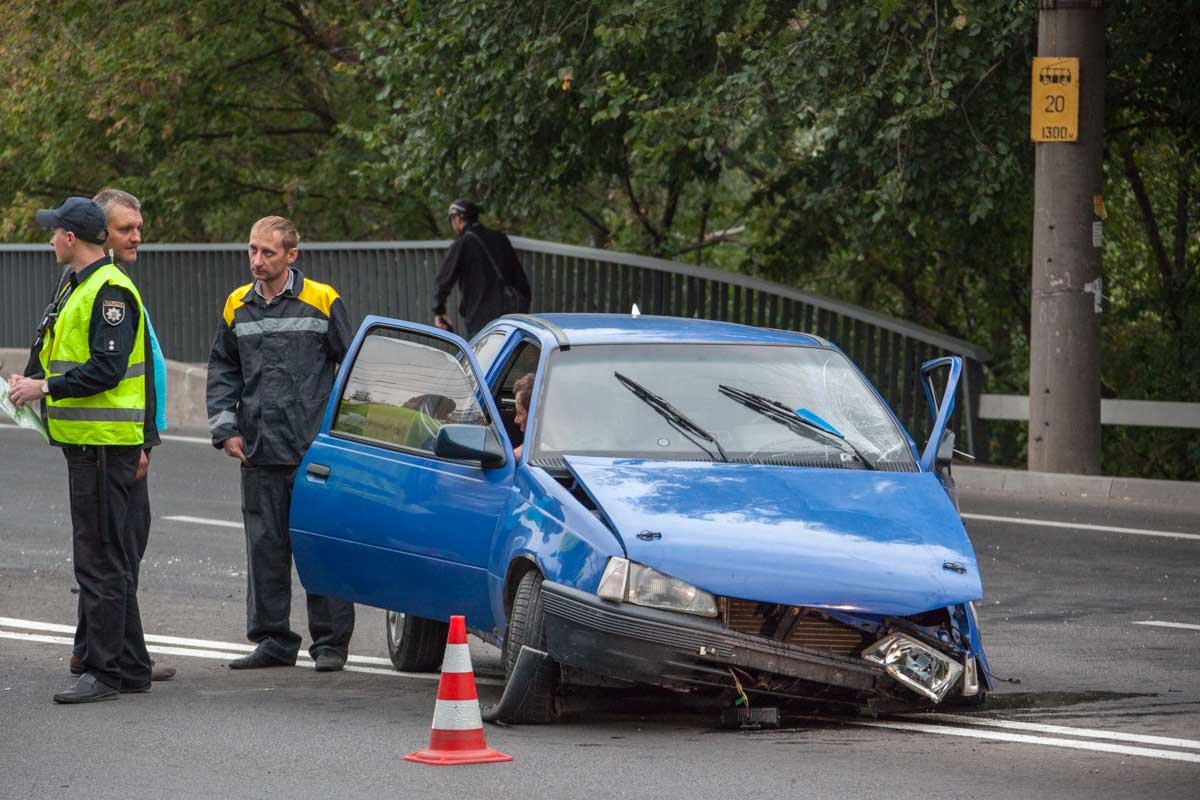 На проезде Гальченко Opel влетел в отбойник: пострадал водитель 7