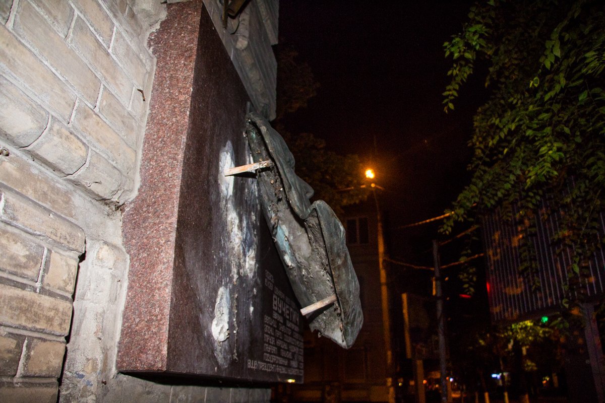 Ломом по уважению: в Днепре вандалы пытались украсть памятник 3