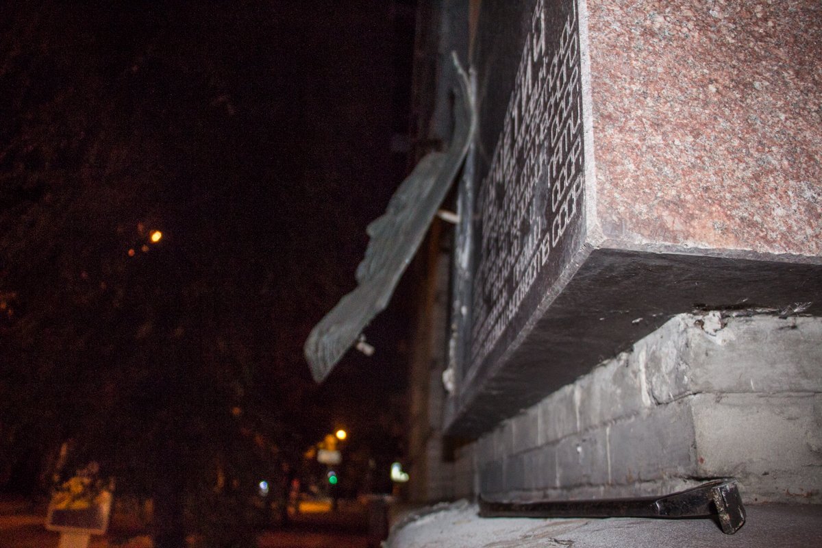 Ломом по уважению: в Днепре вандалы пытались украсть памятник 4