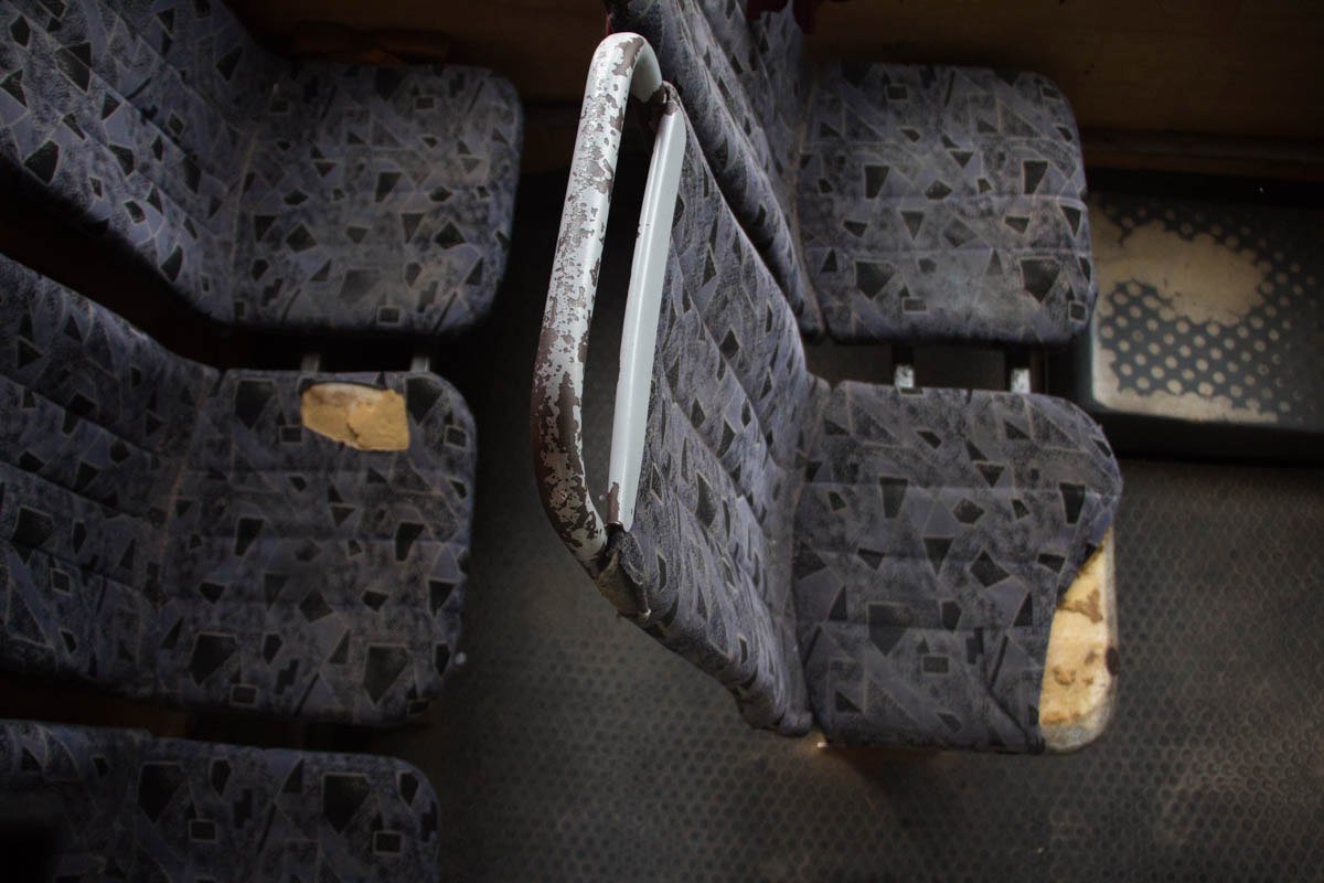 Грязь, изорванные сиденья и заклеенный потолок: ревизия маршрутки №23 в Днепре 1