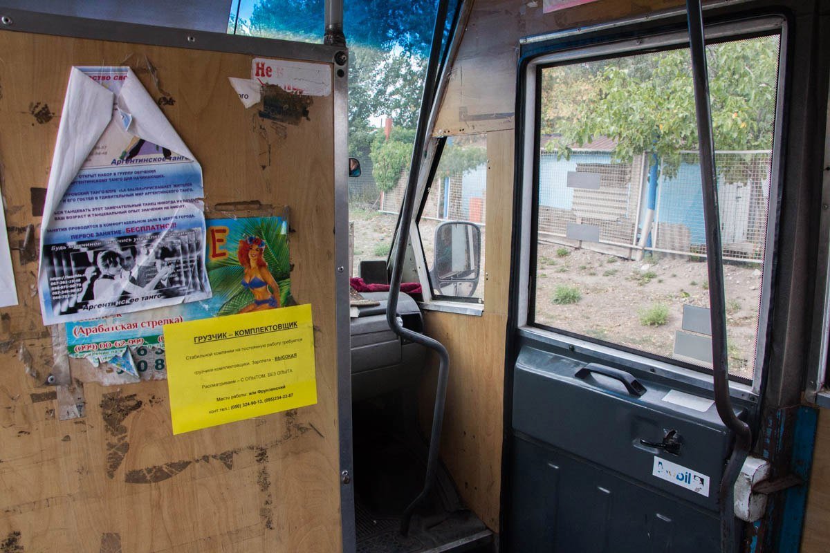 Грязь, изорванные сиденья и заклеенный потолок: ревизия маршрутки №23 в Днепре 3