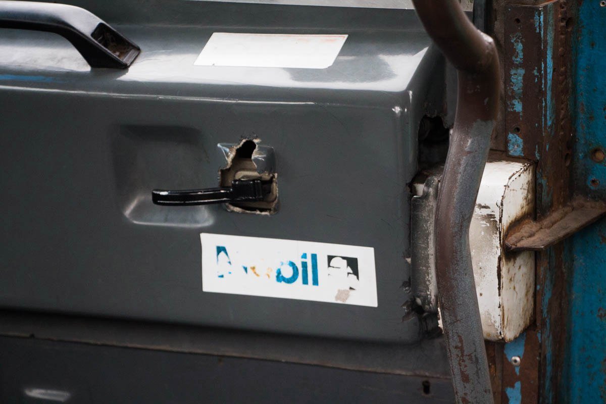 Грязь, изорванные сиденья и заклеенный потолок: ревизия маршрутки №23 в Днепре 5