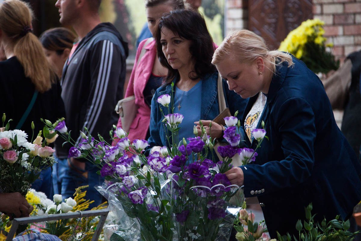 Цветочная лихорадка: жители Днепра массово покупают цветы к 1 сентября 1