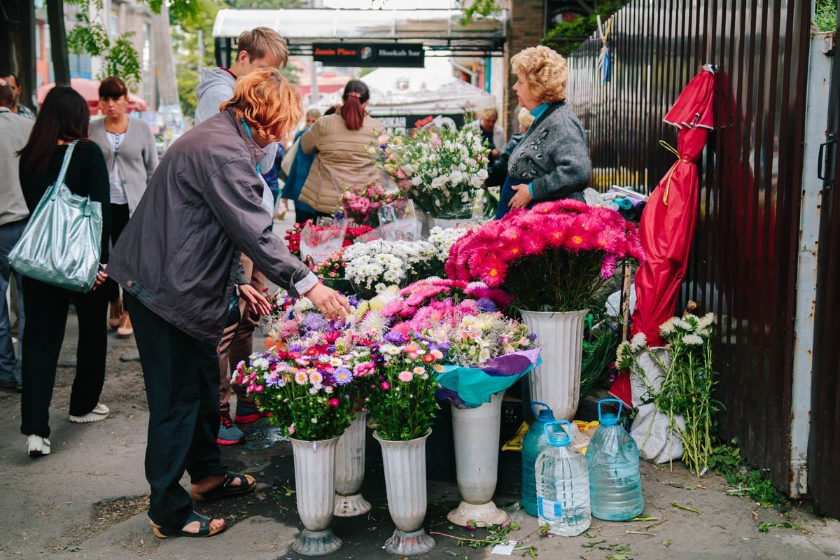 Цветочная лихорадка: жители Днепра массово покупают цветы к 1 сентября 3
