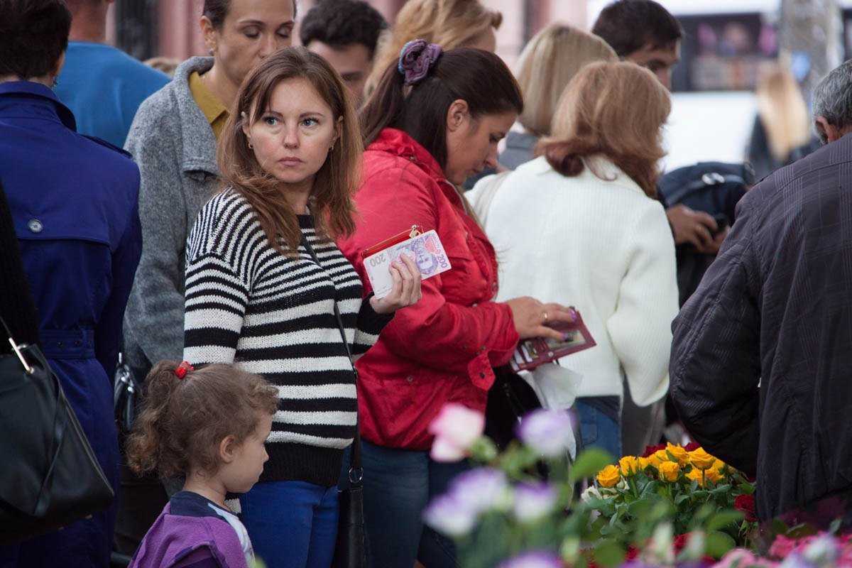 Цветочная лихорадка: жители Днепра массово покупают цветы к 1 сентября 4