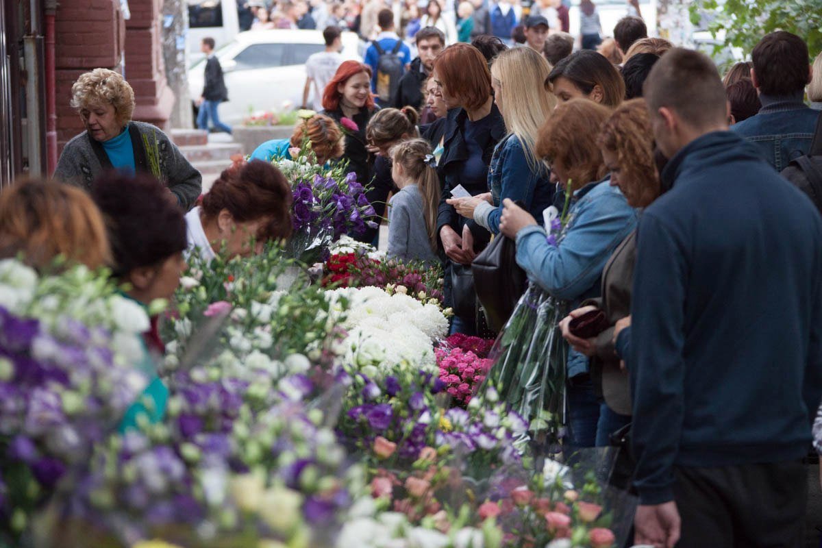 Цветочная лихорадка: жители Днепра массово покупают цветы к 1 сентября 6