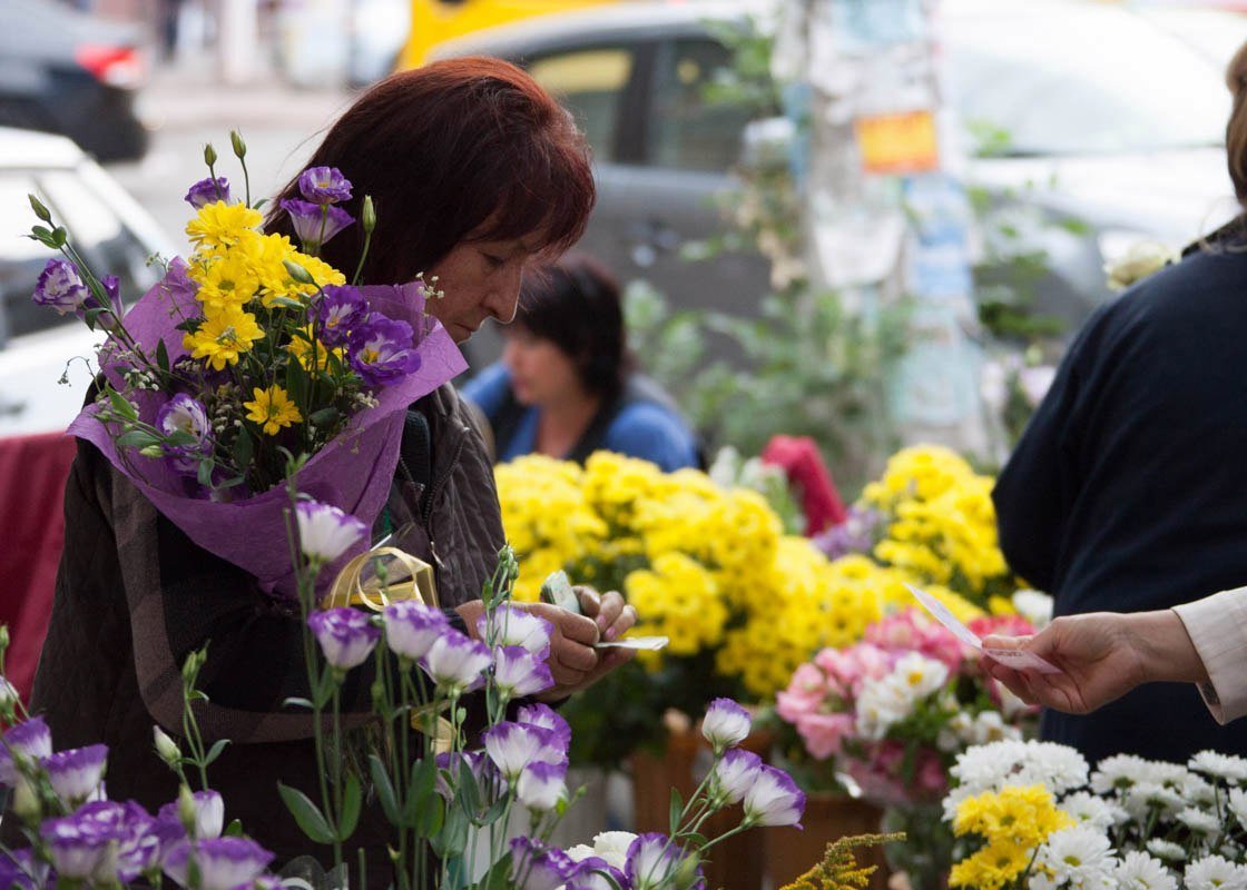 Цветочная лихорадка: жители Днепра массово покупают цветы к 1 сентября 8