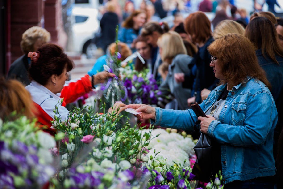 Цветочная лихорадка: жители Днепра массово покупают цветы к 1 сентября 12