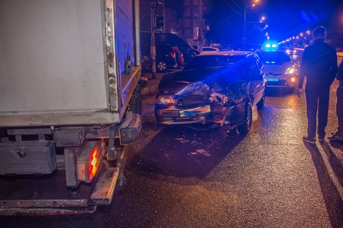 На Слобожанском проспекте ВАЗ врезался в грузовик 1