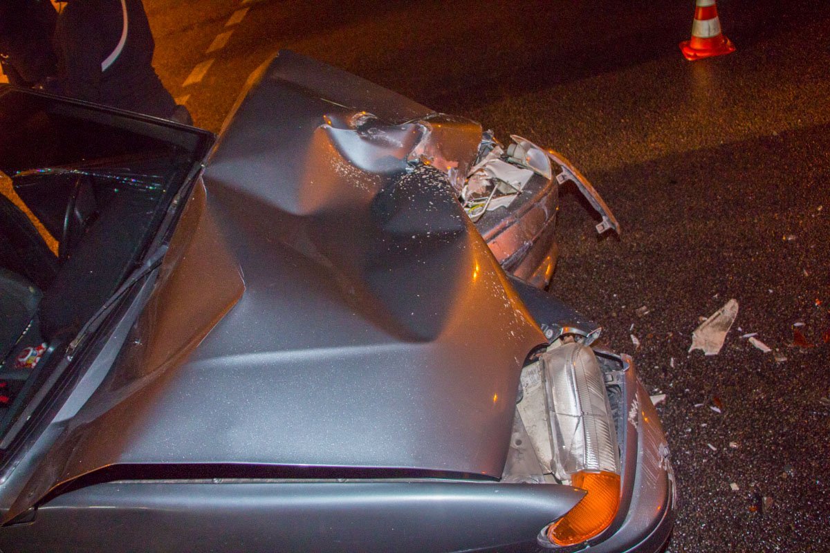 На Слобожанском проспекте ВАЗ врезался в грузовик 2