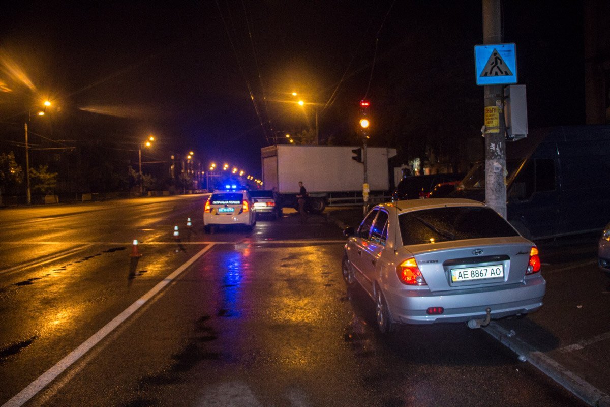 На Слобожанском проспекте ВАЗ врезался в грузовик 3