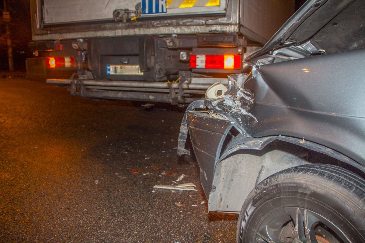 На Слобожанском проспекте ВАЗ врезался в грузовик 4