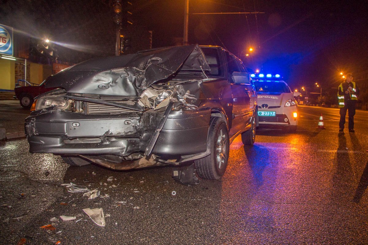 На Слобожанском проспекте ВАЗ врезался в грузовик 5