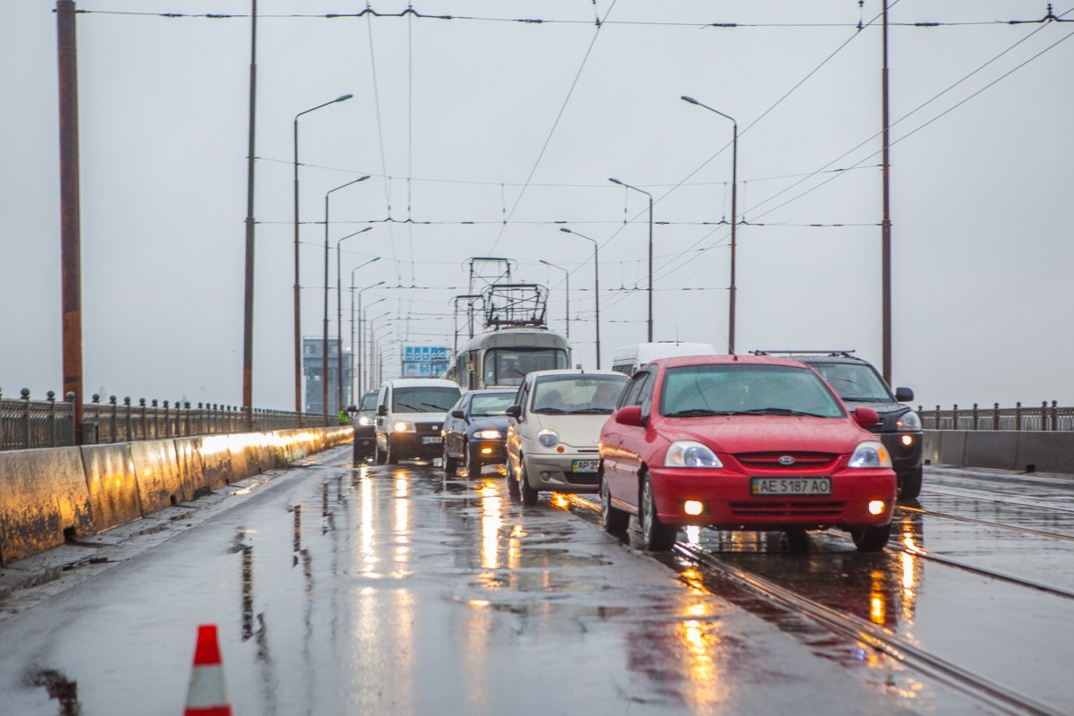 На Старом мосту столкнулись Lanos, Skoda и Mercedes: образовалась огромная пробка 1
