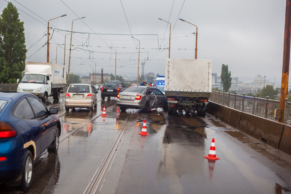 На Старом мосту столкнулись Lanos, Skoda и Mercedes: образовалась огромная пробка 2