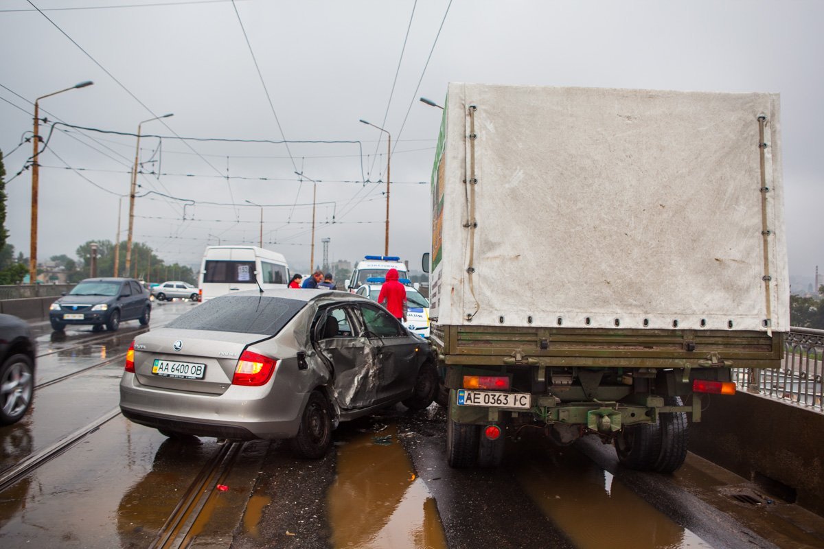 На Старом мосту столкнулись Lanos, Skoda и Mercedes: образовалась огромная пробка 3