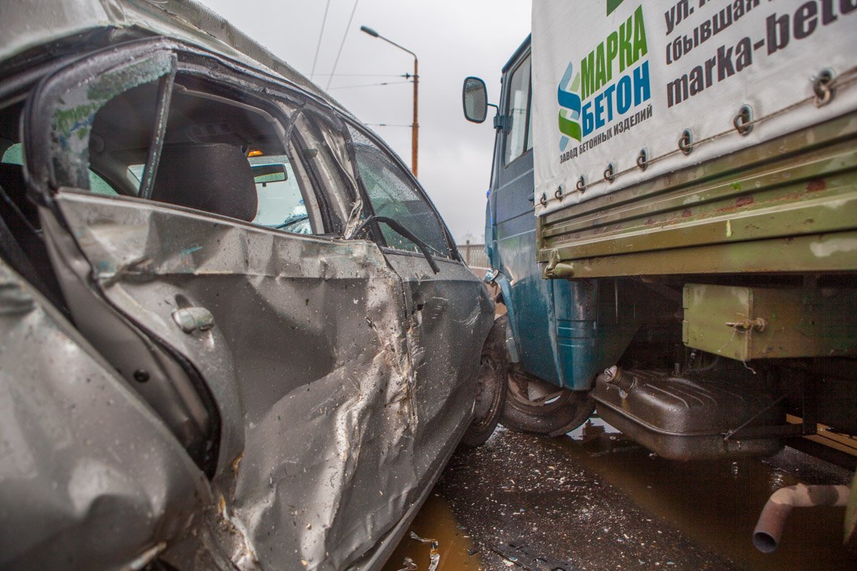 На Старом мосту столкнулись Lanos, Skoda и Mercedes: образовалась огромная пробка 4