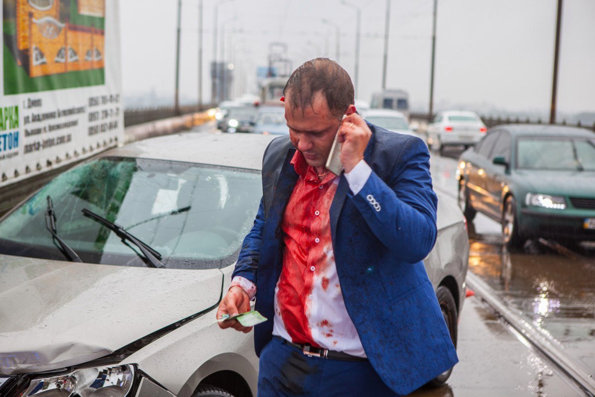 На Старом мосту столкнулись Lanos, Skoda и Mercedes: образовалась огромная пробка 5