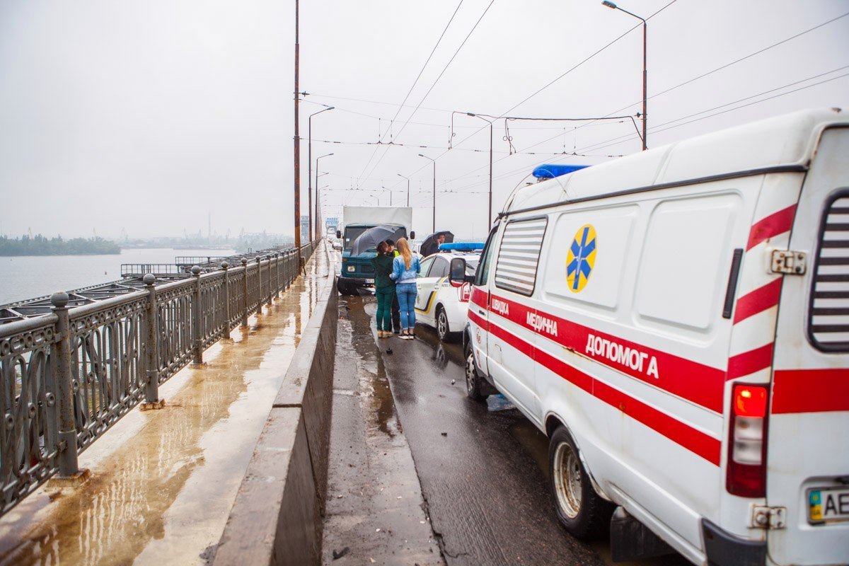 На Старом мосту столкнулись Lanos, Skoda и Mercedes: образовалась огромная пробка 6