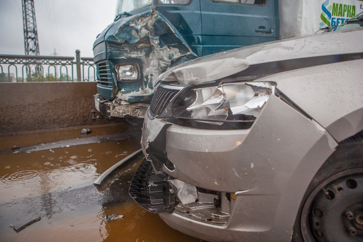На Старом мосту столкнулись Lanos, Skoda и Mercedes: образовалась огромная пробка 7