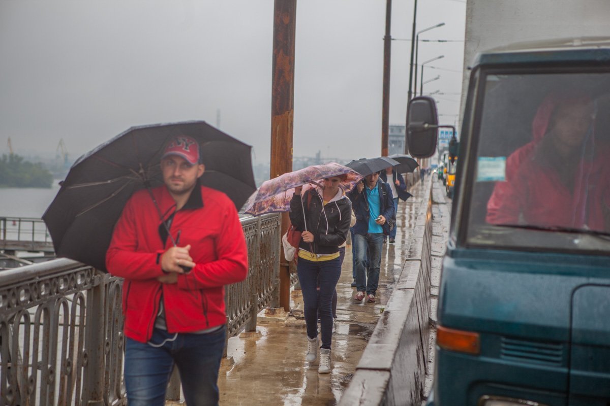 На Старом мосту столкнулись Lanos, Skoda и Mercedes: образовалась огромная пробка 8