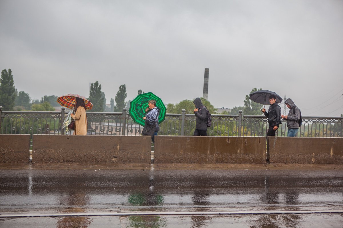 На Старом мосту столкнулись Lanos, Skoda и Mercedes: образовалась огромная пробка 9
