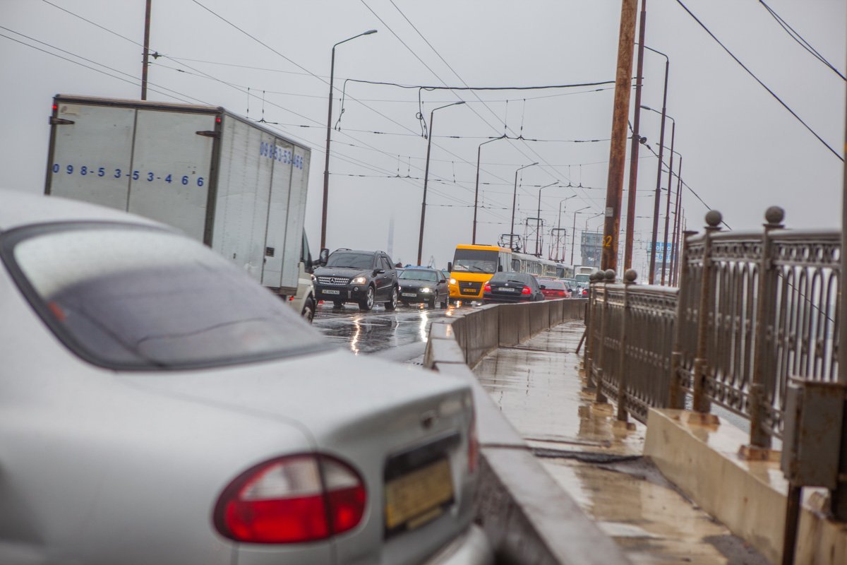 На Старом мосту столкнулись Lanos, Skoda и Mercedes: образовалась огромная пробка 10
