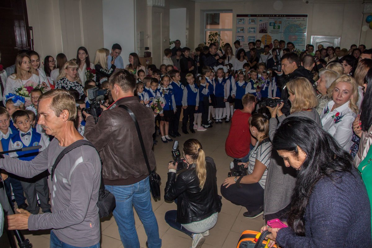 В Лицее №100 школьную линейку провели толпой в душном холле 1