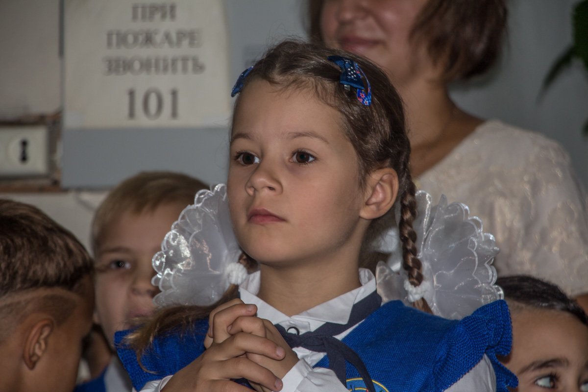 В Лицее №100 школьную линейку провели толпой в душном холле 2