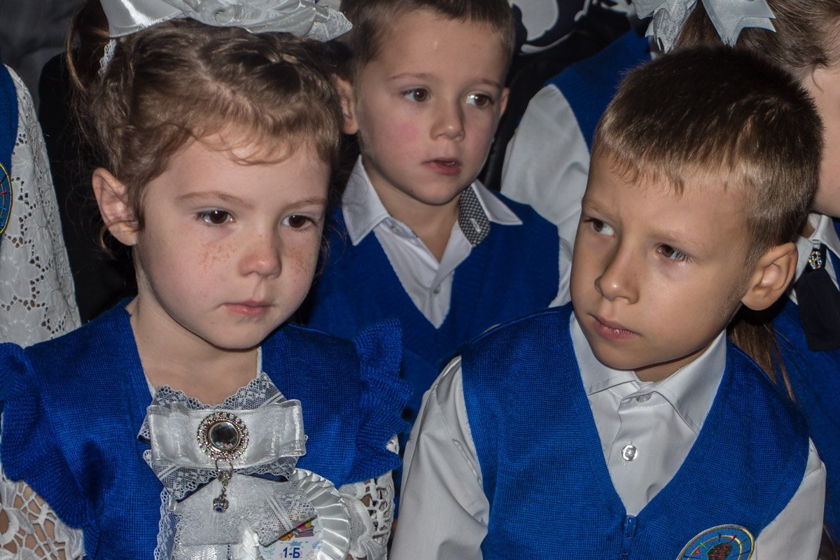 В Лицее №100 школьную линейку провели толпой в душном холле 3