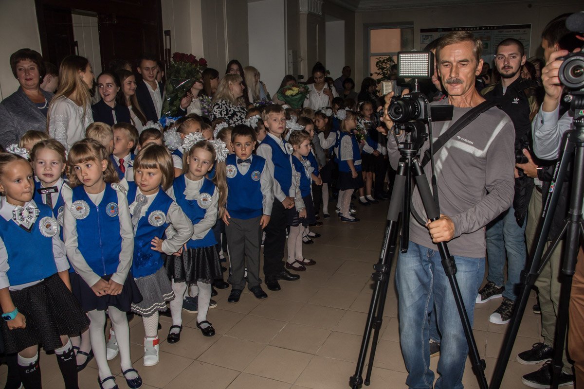 В Лицее №100 школьную линейку провели толпой в душном холле 4
